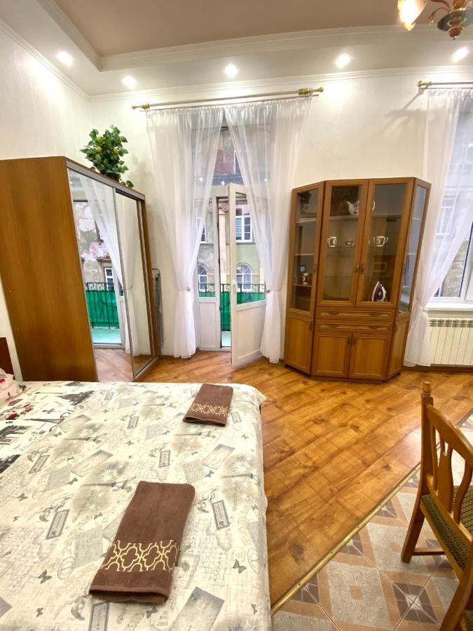 Апартаменти вул. Театральна 26 з балконом на Вернісаж. Львов Экстерьер фото
