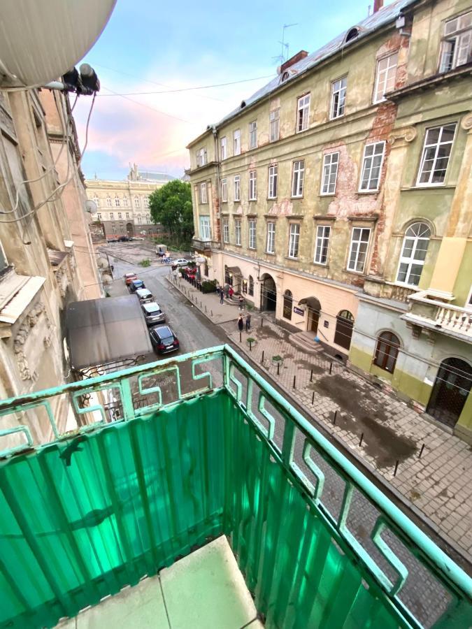 Апартаменти вул. Театральна 26 з балконом на Вернісаж. Львов Экстерьер фото